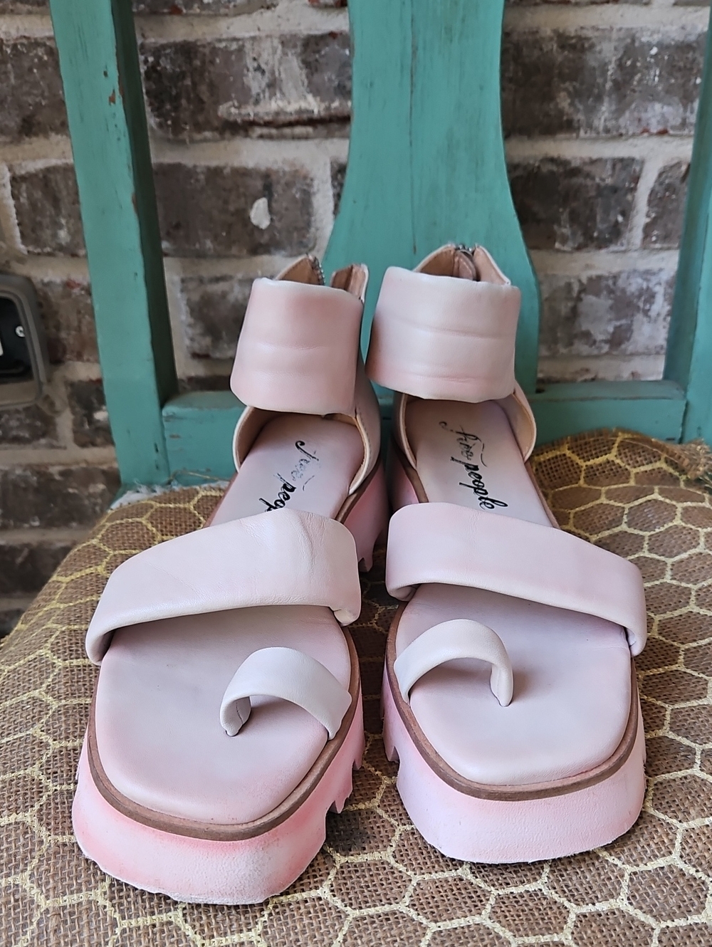 Free People Maddox Comfy Boho Light Pink Lug Sole Platform Sandals Size 40 - Picture 3 of 6